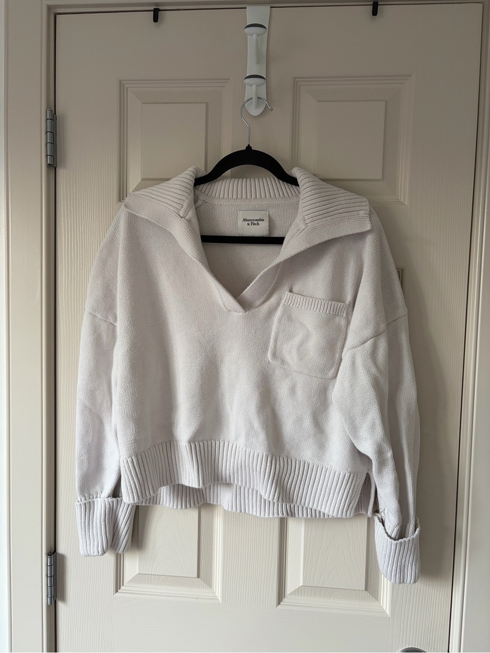 🐞 ABERCROMBIE & FITCH - Large White Sweater